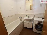 Krásný byt 2+kk ve třetím patře s výtahem cihlové budovy a parkovacím stáním na Žižkově - 10