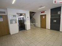 Krásný byt 2+kk ve třetím patře s výtahem cihlové budovy a parkovacím stáním na Žižkově - 17