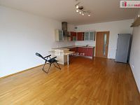 Krásný byt 2+kk ve třetím patře s výtahem cihlové budovy a parkovacím stáním na Žižkově - 2