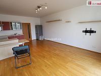 Krásný byt 2+kk ve třetím patře s výtahem cihlové budovy a parkovacím stáním na Žižkově - 3