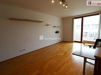 Krásný byt 2+kk ve třetím patře s výtahem cihlové budovy a parkovacím stáním na Žižkově - 5