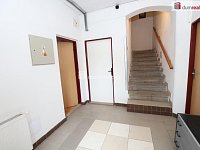 Prostorná atypická garsonka - studio v přízemí cihlového domu v obci Počerny - Karlovy Vary - 12