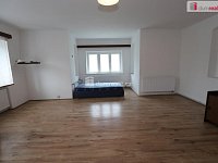 Prostorná atypická garsonka - studio v přízemí cihlového domu v obci Počerny - Karlovy Vary - 4