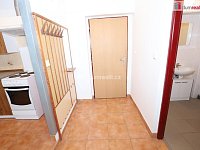 Prostorná atypická garsonka - studio v přízemí cihlového domu v obci Počerny - Karlovy Vary - 6