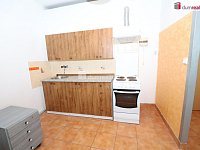 Prostorná atypická garsonka - studio v přízemí cihlového domu v obci Počerny - Karlovy Vary - 7