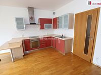 Krásný byt 2+kk ve třetím patře s výtahem cihlové budovy a parkovacím stáním na Žižkově