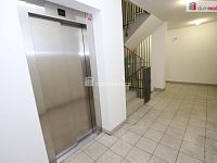 Krásný byt 2+kk ve třetím patře s výtahem cihlové budovy a parkovacím stáním na Žižkově - 16