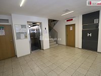 Krásný byt 2+kk ve třetím patře s výtahem cihlové budovy a parkovacím stáním na Žižkově - 17