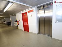 Krásný byt 2+kk ve třetím patře s výtahem cihlové budovy a parkovacím stáním na Žižkově - 19