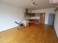 Krásný byt 2+kk ve třetím patře s výtahem cihlové budovy a parkovacím stáním na Žižkově - 2