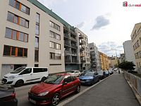 Krásný byt 2+kk ve třetím patře s výtahem cihlové budovy a parkovacím stáním na Žižkově - 21