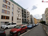 Krásný byt 2+kk ve třetím patře s výtahem cihlové budovy a parkovacím stáním na Žižkově - 21
