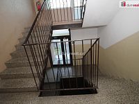 Krásný udržovaný byt 2+kk/L s lodžií s hezkým výhledem v Karlových Varech - 12