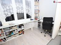 Krásný prostorný slunný byt 3+1 ve čtvrtém patře panelového domu s výtahem - 16