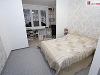Krásný prostorný slunný byt 3+1 ve čtvrtém patře panelového domu s výtahem - 9