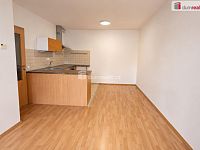 Světlý byt 2+kk s balkonem a parkovacím stáním, 42 m2 + 6 m2 balkon, 1p./2NP, Klecany - 2