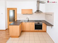 Světlý byt 2+kk s balkonem a parkovacím stáním, 42 m2 + 6 m2 balkon, 1p./2NP, Klecany - 4