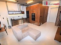 Pronájem exklusivního 1+kk, 47m² vč. zahrádky, rezidence Hadovitá, Praha 4- Michle, garážové stání a sklep