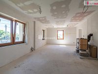 Krásný prostorný rodinný dům s garáží a zahradou v Lesově u Karlových Varů - 23