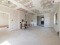 Krásný prostorný rodinný dům s garáží a zahradou v Lesově u Karlových Varů - 24