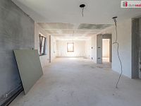 Krásný prostorný rodinný dům s garáží a zahradou v Lesově u Karlových Varů - 25