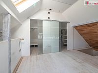 Krásný prostorný rodinný dům s garáží a zahradou v Lesově u Karlových Varů - 9