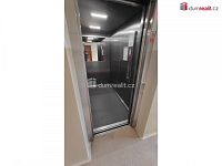 Světlý byt 2+1 po kompletní rekonstrukci, 62 m2 + 4 m2 balkon, 3.patro / 4 NP, OV, panel po rek, Praha 8 - 25