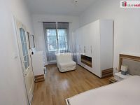 Krásný byt 2+1 v prvním patře cihlové budovy s balkonem na Floře u stanice metra - 10