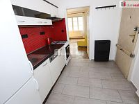 Krásný byt 2+1 v prvním patře cihlové budovy s balkonem na Floře u stanice metra - 11