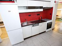 Krásný byt 2+1 v prvním patře cihlové budovy s balkonem na Floře u stanice metra - 12