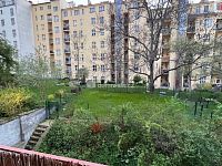 Krásný byt 2+1 v prvním patře cihlové budovy s balkonem na Floře u stanice metra - 13