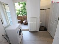 Krásný byt 2+1 v prvním patře cihlové budovy s balkonem na Floře u stanice metra - 13