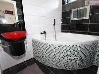 Krásný byt 2+1 v prvním patře cihlové budovy s balkonem na Floře u stanice metra - 14