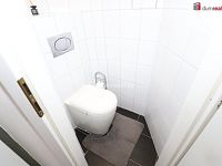 Krásný byt 2+1 v prvním patře cihlové budovy s balkonem na Floře u stanice metra - 15
