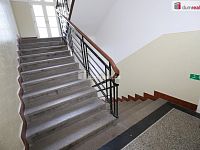 Krásný byt 2+1 v prvním patře cihlové budovy s balkonem na Floře u stanice metra - 16