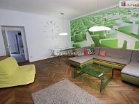 Krásný byt 2+1 v prvním patře cihlové budovy s balkonem na Floře u stanice metra - 3