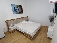 Krásný byt 2+1 v prvním patře cihlové budovy s balkonem na Floře u stanice metra - 7