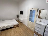 Krásný byt 2+1 v prvním patře cihlové budovy s balkonem na Floře u stanice metra - 8