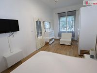 Krásný byt 2+1 v prvním patře cihlové budovy s balkonem na Floře u stanice metra - 8
