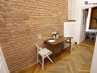 Nádherný stylový byt 1+1 v centru Prahy s vestavěným patrem na spaní a geniem loci - 16