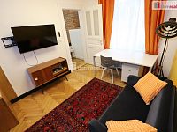 Nádherný stylový byt 1+1 v centru Prahy s vestavěným patrem na spaní a geniem loci - 9