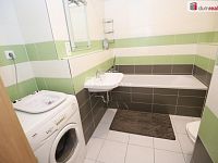 Krásný slunný vybavený byt 1+kk s terasou  a s parkovacím stáním v Čakovicích - 21