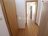 Krásný slunný vybavený byt 1+kk s terasou  a s parkovacím stáním v Čakovicích - 25