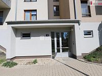 Krásný slunný vybavený byt 1+kk s terasou  a s parkovacím stáním v Čakovicích - 29