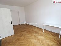 Pěkný byt 2+1 ve druhém patře cihlového domu v Karlových Varech Rybářích - 3