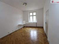 Pěkný byt 2+1 ve druhém patře cihlového domu v Karlových Varech Rybářích - 4