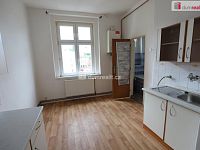 Pěkný byt 2+1 ve druhém patře cihlového domu v Karlových Varech Rybářích - 6