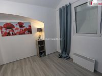 Vyjímečný atypický prostor 3+1 v přízemí budovy v Praze - 11