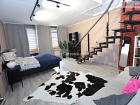 Krásný atypický designový mezonetový byt 2+1 v cihlovém domě v centru Karlových Varů