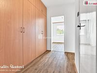 Prodej bytu 2+kk s lodžií, 40,5 m2 u metra C, Teplická, Praha - 18